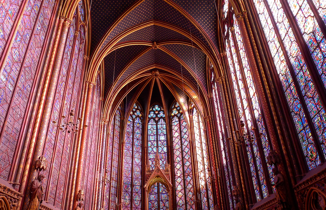 vue sur les vitraux de la sainte chapelle paris